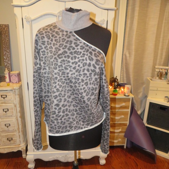 Leopard print off shoulder sweater - Picture 2 of 3